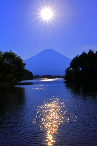 Солнце Гора Fuji Lake Tanuki Japan 2018 — стоковое фото