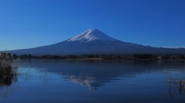Açık mavi gökyüzü göl Kawaguchi Japonya'dan Fuji Dağı'nın 12/19/2018