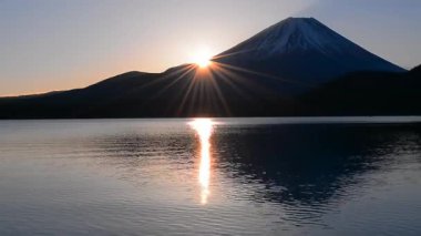 Sunrise Sun ve göl Motosu itibaren Fuji Dağı'nın 01/07/2019 Japonya