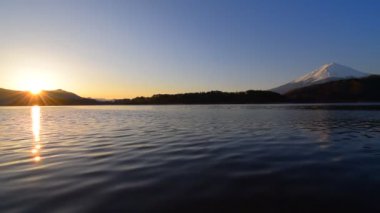 Gündoğumu ve göl Kawaguchi Japonya'dan Mt. Fuji 03/09/2019
