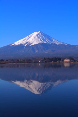 Ters mt. Fuji mavi gökyüzü açık Lake Kawaguchi Japonya 04/13/2019