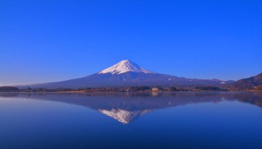 Baş aşağı mt. Fuji mavi gökyüzü açık gelen Lake Kawaguchi Japonya geniş Panorama 04/13/2019