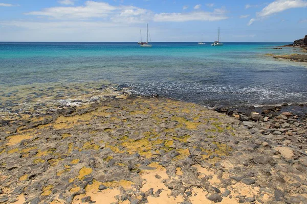 Uma Bela Costa Oceano Atlântico Com Veleiros Morro Jable Fuerteventura — Fotografia de Stock