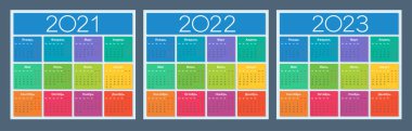 Takvim 2021, 2022, 2023. Renkli set. Rus dili. Hafta pazartesi başlıyor. Cumartesi ve Pazar vurgulandı. İzole vektör illüstrasyonu.