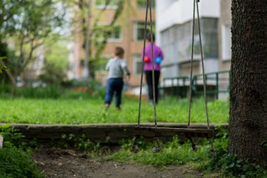 Salıncak üzerinde ağaç arka bahçesinde