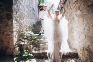 Gelin ve damat eski şehirde eski binanın merdiven üzerinde
