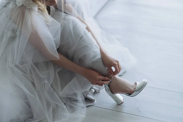 Обрезанный Снимок Красивой Молодой Невесты Платье Надевая Обувь — стоковое фото