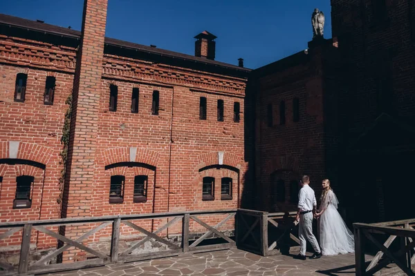 Bride Groom Walking Front Ancient Building — Stock Photo, Image