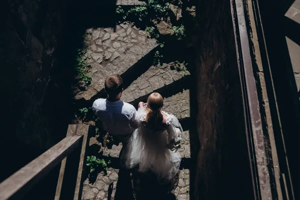 Pemandangan Atas Pengantin Pria Dan Wanita Berjalan Kota Tua — Stok Foto