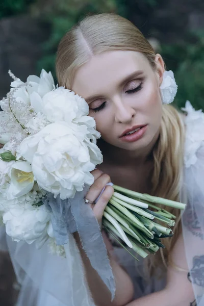 ブーケとドレスの美しい若い花嫁のクローズ アップの肖像画 — ストック写真