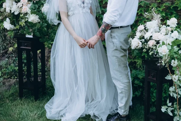 Beskuren Bild Bruden Och Brudgummen Höll Händer Ceremonin — Stockfoto