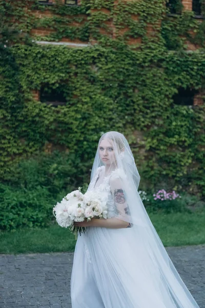 Gyönyörű Fiatal Menyasszony Előtt Ódon Épület Szőlő Borított Kertben — ingyenes stock fotók