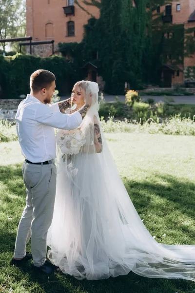 Sposo Togliersi Velo Sposa Durante Cerimonia Nuziale — Foto Stock