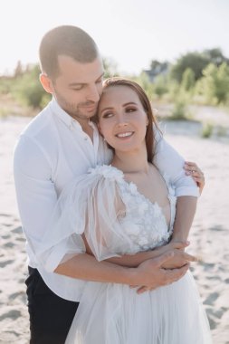 Kumsalda kucaklayan güzel mutlu çift