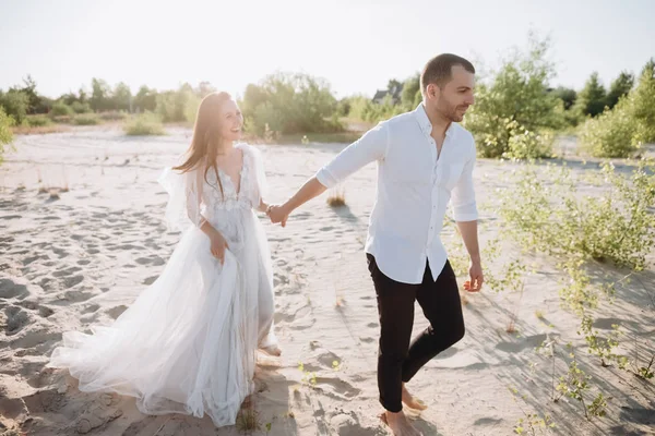 Hermosa Joven Pareja Cogida Mano Caminando Playa —  Fotos de Stock