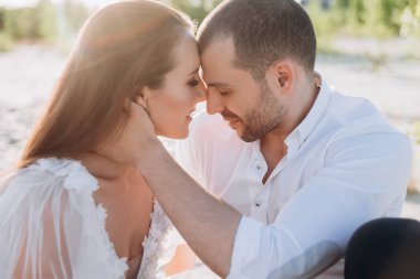 arkadan aydınlatmalı ile sahilde güzel ihale çift