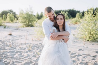 Kumsalda kucaklayan güzel genç çift