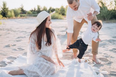 mutlu anne bebek çocuk ile plajda eğlenmek