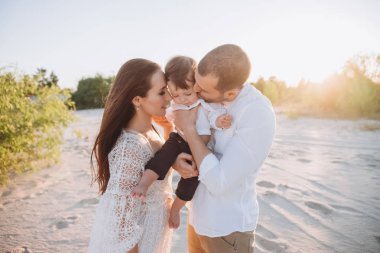 sarılma ve öpüşme plaj sevimli oğlu mutlu anne