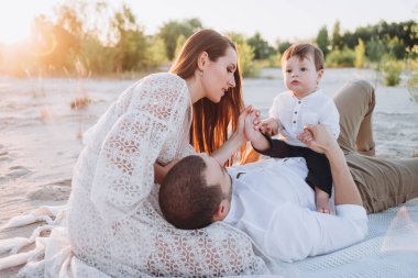 mutlu baba ve anne ile oğlu plajda vakit 