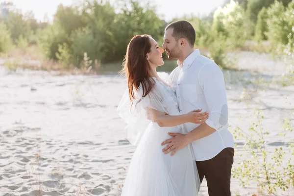 Szép Mosolygó Pár Átölelve Strandon — Stock Fotó