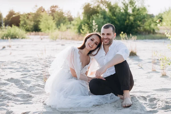 Hermosa Feliz Pareja Sonriendo Sentado Playa —  Fotos de Stock