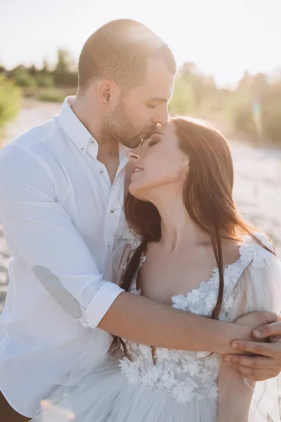 Stijlvolle Tedere Paar Omarmen Strand — Stockfoto