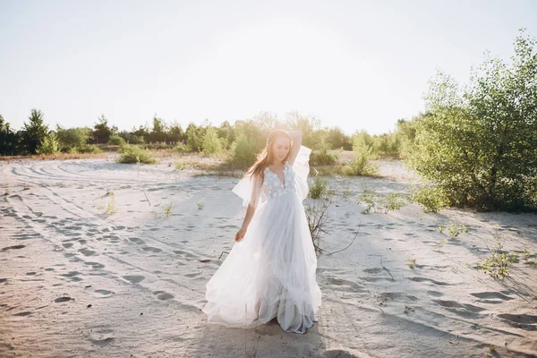 Hermosa Joven Vestido Blanco Posando Playa Con Luz Del Sol — Foto de Stock