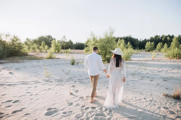 Rückansicht Des Paares Das Sich Den Händen Hält Und Strand — kostenloses Stockfoto
