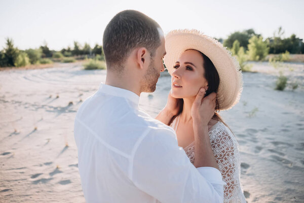 красивая молодая пара обнимается на пляже
