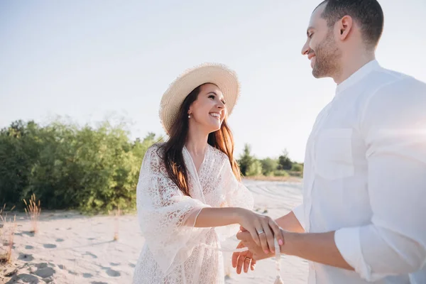 Beautiful Young Smiling Couple Holding Hands Beach — Stock Photo, Image