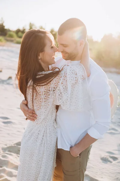 Beau Couple Souriant Embrassant Sur Plage Avec Lumière Soleil — Photo