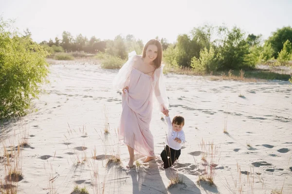 Красива Мати Тримає Руки Маленьким Сином Під Час Прогулянки Пляжі — стокове фото