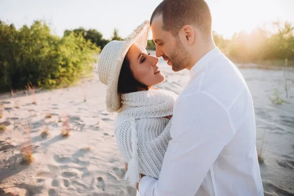 Hombre Elegante Abrazo Hermosa Mujer Joven Manta Sombrero Playa —  Fotos de Stock