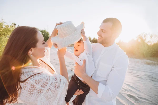 Bella Famiglia Felice Con Figlio Sulla Spiaggia — Foto Stock