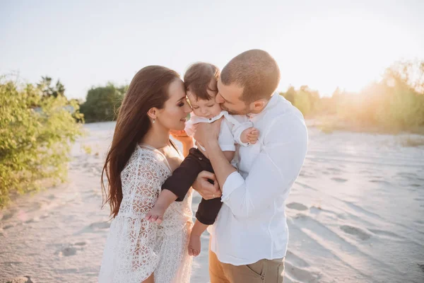 sarılma ve öpüşme plaj sevimli oğlu mutlu anne