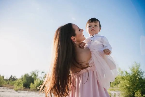 Sevimli Küçük Oğlu Tutan Çekici Anne — Stok fotoğraf