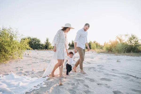 Sahilde elele oğluyla mutlu aile