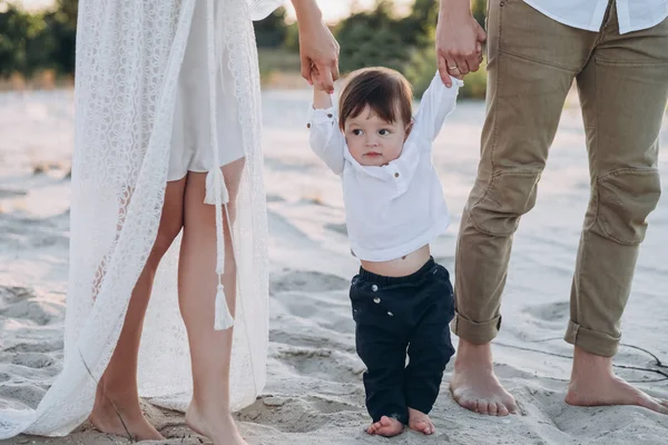 Giovane Famiglia Che Tiene Mano Con Adorabile Figlio Sulla Spiaggia — Foto Stock