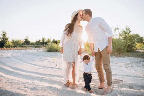 Mother Father Kissing While Holding Hands Son Beach — Stock Photo, Image