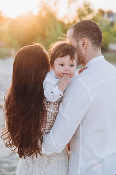 Mutlu Bir Aile Ile Birlikte Sahilde Küçük Sevimli Oğlu — Stok fotoğraf