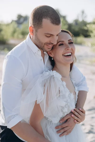 Schöner Mann Umarmt Seine Lachende Freundin Strand — Stockfoto