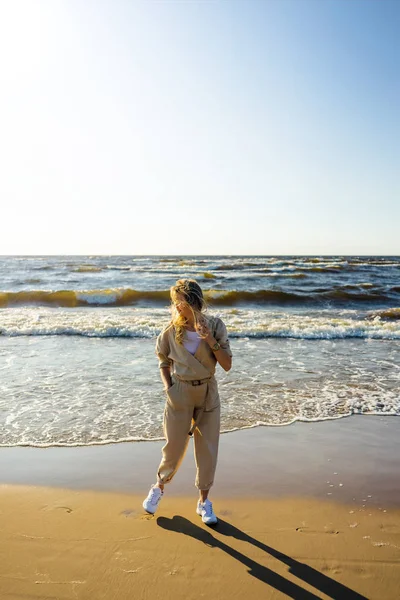 Junge Frau Stylischer Kleidung Steht Einem Sommertag Strand — kostenloses Stockfoto