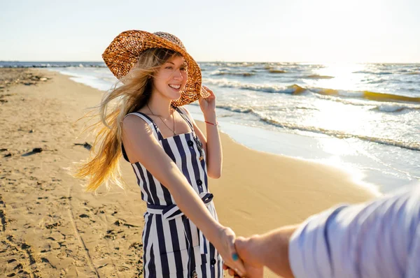 Visão Parcial Mulher Sorridente Segurando Mão Namorados Enquanto Caminhava Praia — Fotografia de Stock