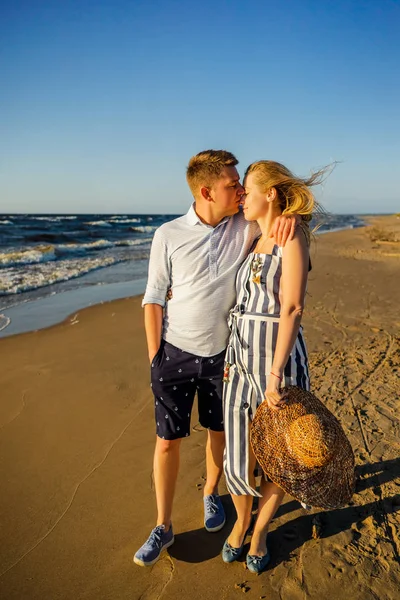 Riga Letonya Kum Plajındaki Aşık Iki Genç Ihale — Ücretsiz Stok Fotoğraf