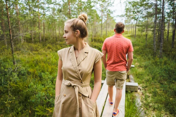 Teilansicht Eines Verliebten Paares Auf Holzbrücke Mit Grünen Pflanzen Hintergrund — Stockfoto