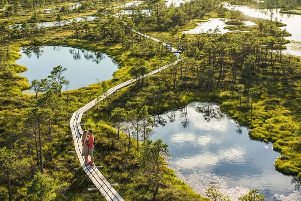 Vista Aérea Pareja Enamorada Pie Sobre Puente Madera Juntos — Foto de Stock