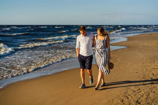 Jeune Couple Amoureux Embrasser Marcher Sur Plage Sable Fin Riga Photo De Stock