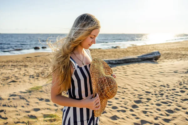 Pemandangan Samping Wanita Muda Yang Menarik Dengan Topi Jerami Pantai Stok Foto Bebas Royalti