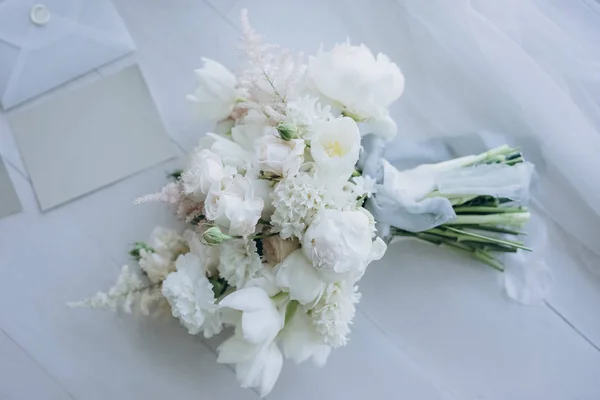 Top view of beautiful bridal bouquet on white wooden floor — Stock Photo